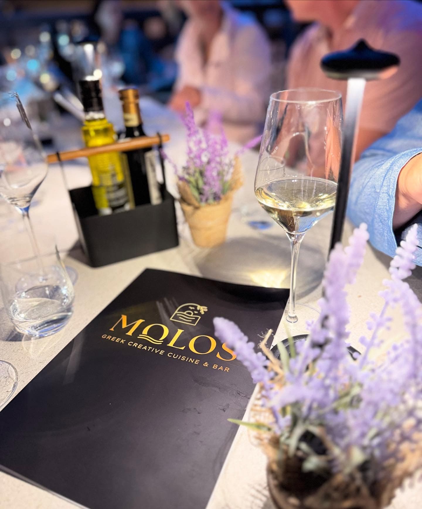 Molos Bar Dachau - Gemütlicher Barbereich mit griechischem Flair