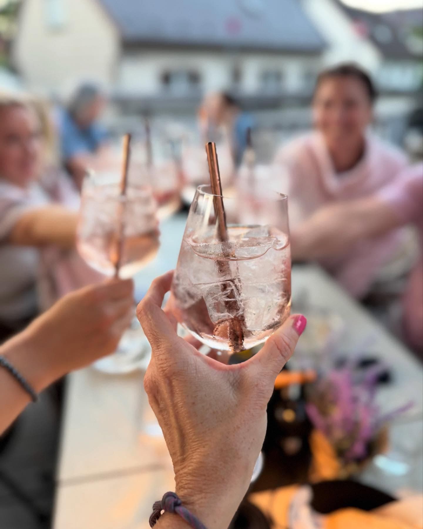 Cocktails und griechische Weine in der Molos Bar Dachau